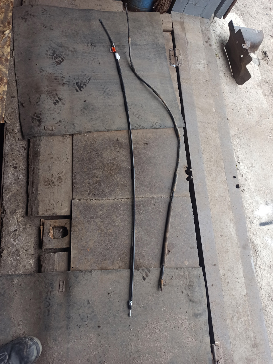 Ремонт задних тормозов с заменой тросов ручного тормоза — Lada Калина ...