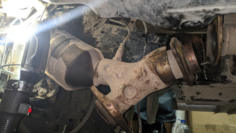 Наш правый кат, левый снят, но он рядом проходит — Mitsubishi Pajero Sport (2G)