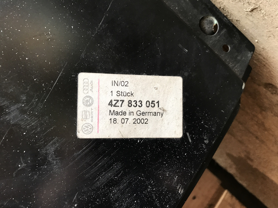 4Z7 833 051 — оригинальная дверь задняя левая — Audi Allroad (C5). Запчасти на фото: 4Z7833051