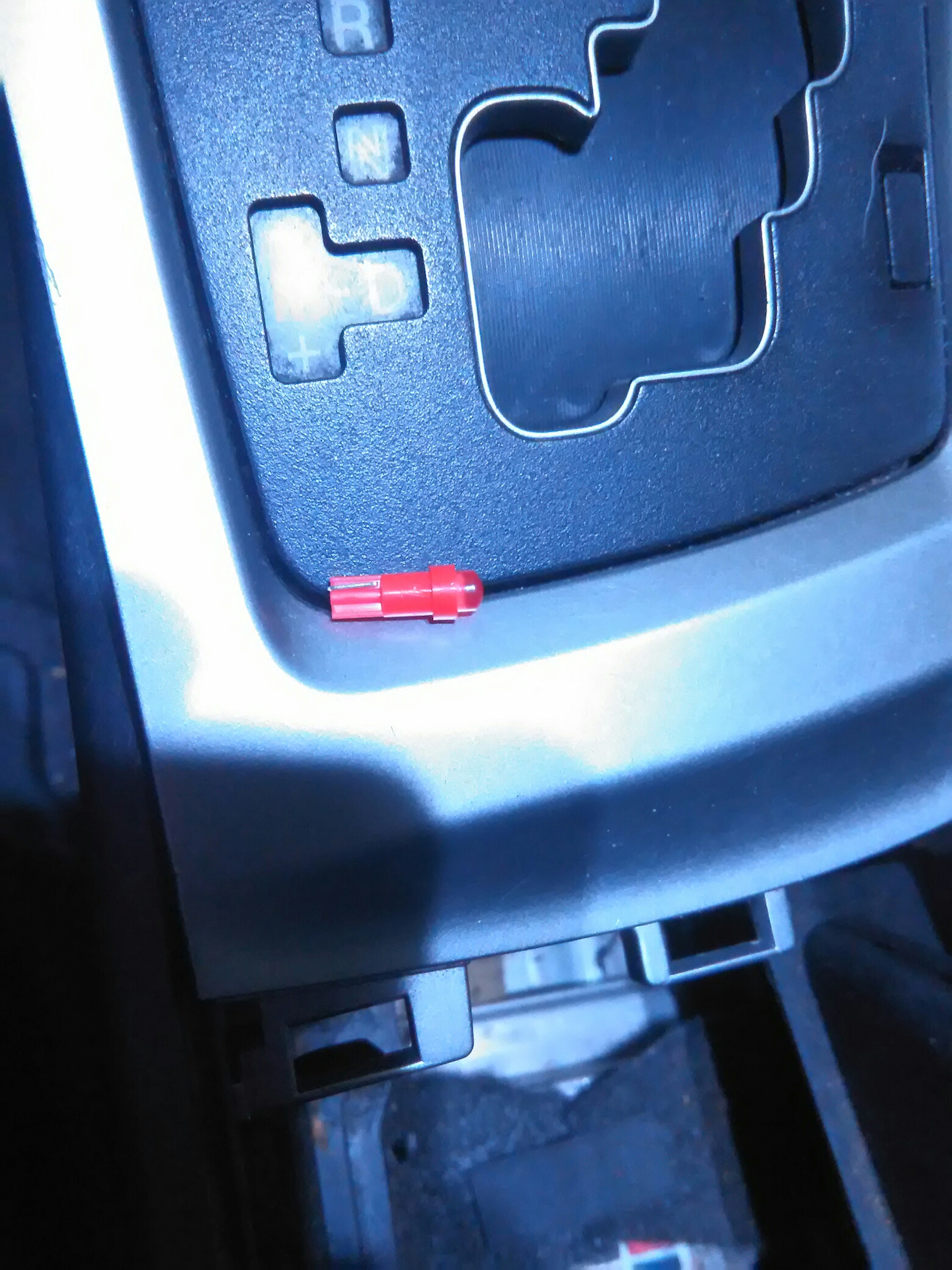 Как поменять лампочку подсветки акпп Диод в подсветку акпп - Mazda 3 (2G) BL, 1,6 л, 2011 года аксессуары DRIVE2