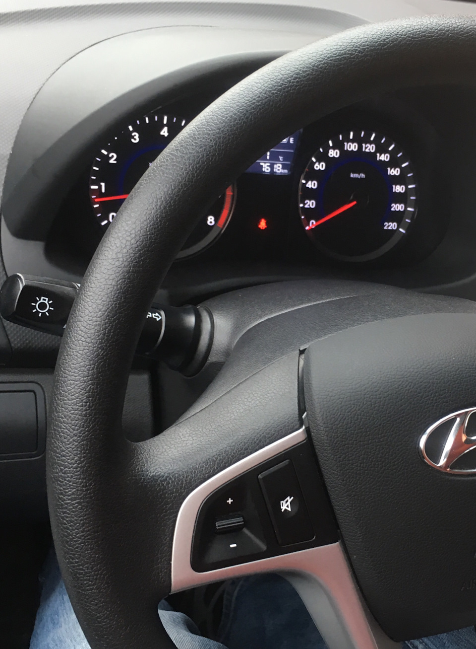 Обтяжка руля кожей — Hyundai Solaris, 1,4 л, 2012 года | аксессуары ...