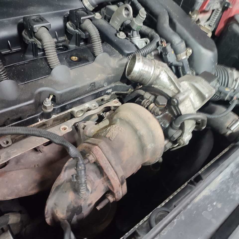 Замена трубки подачи масла на турбину — Peugeot 408, 1,6 л, 2014 года ...