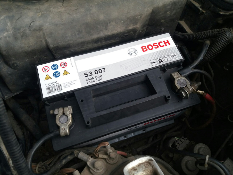 новый акб, старый был 77 ампер час — Mercedes-Benz E-Class (W124). Запчасти на фото: 570144, S3007