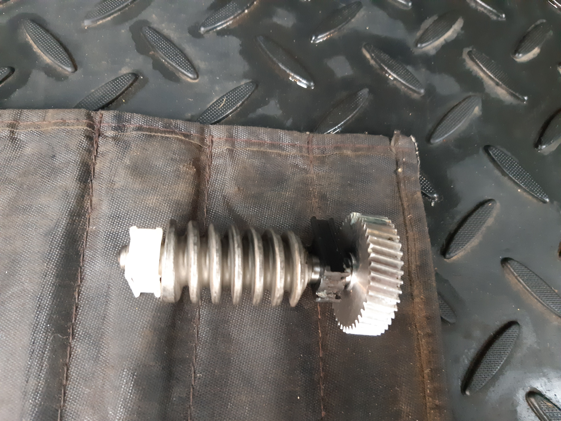 Замена шестеренки электропривода водительского сиденья — Volkswagen ...