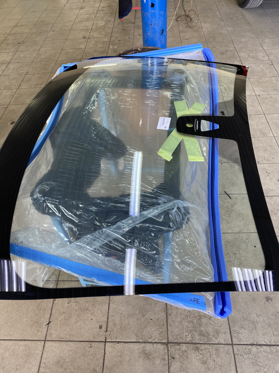 Попросил ребят из Иксоры донести стекло до стекольщиков, благо они в соседнем офисе(специально так подобрал офисы) — BMW 2 series Active Tourer (F45)