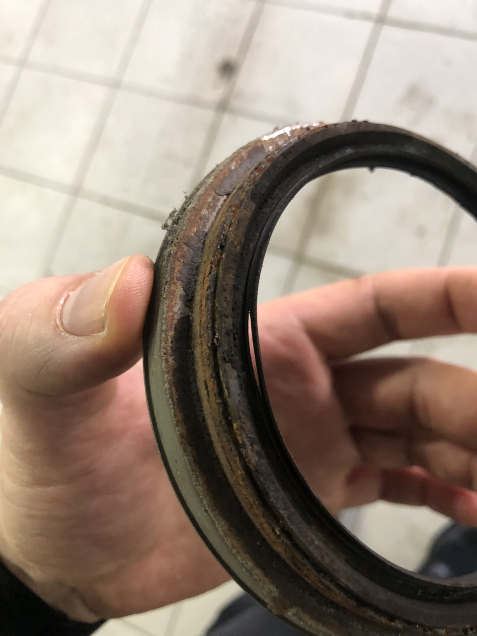 Замена сальников поворотного кулака — Lexus LX (URJ200/URJ201), 5,7 л ...