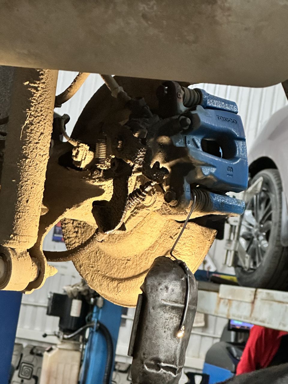 Задний правый, весь в тормозухе и в пыльной шубе🤦🏻‍♂️ — Toyota Corolla (140/150)