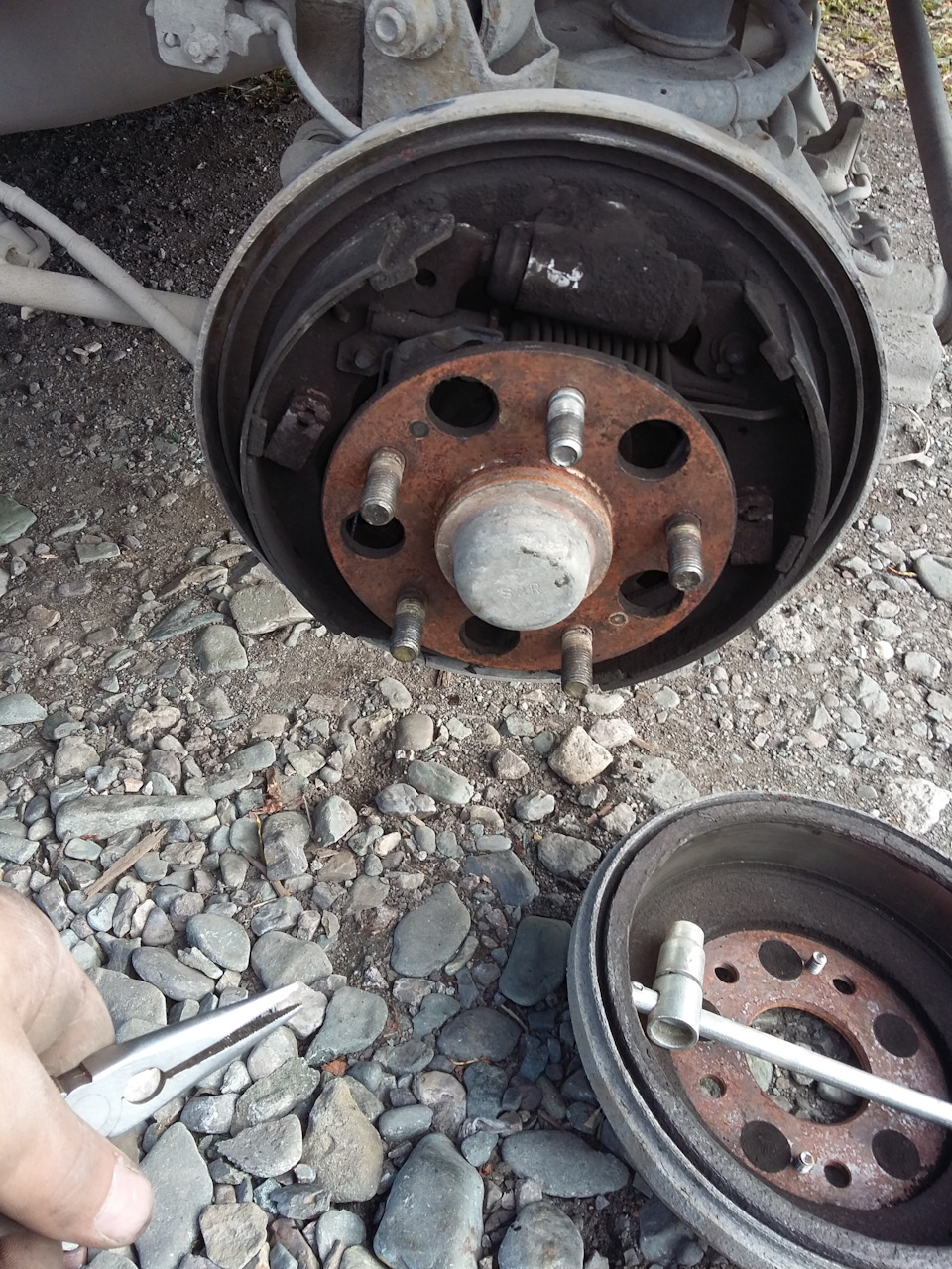 Replacing the brake pads of the rear wheels Lada Granta