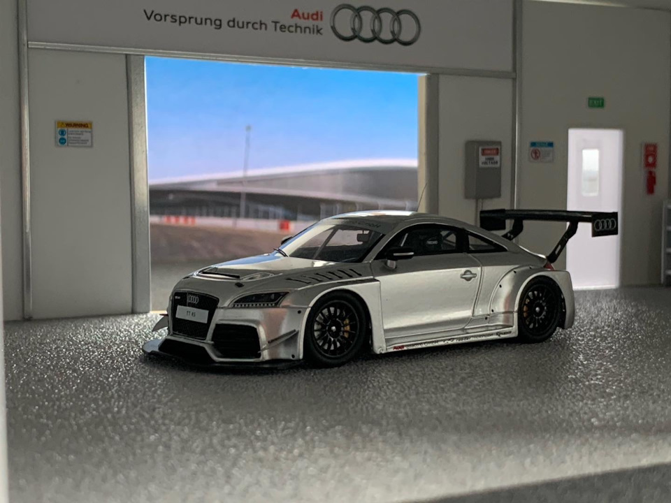 スパーク 1/43 アウディ TT RS VLN プレゼンテーション
