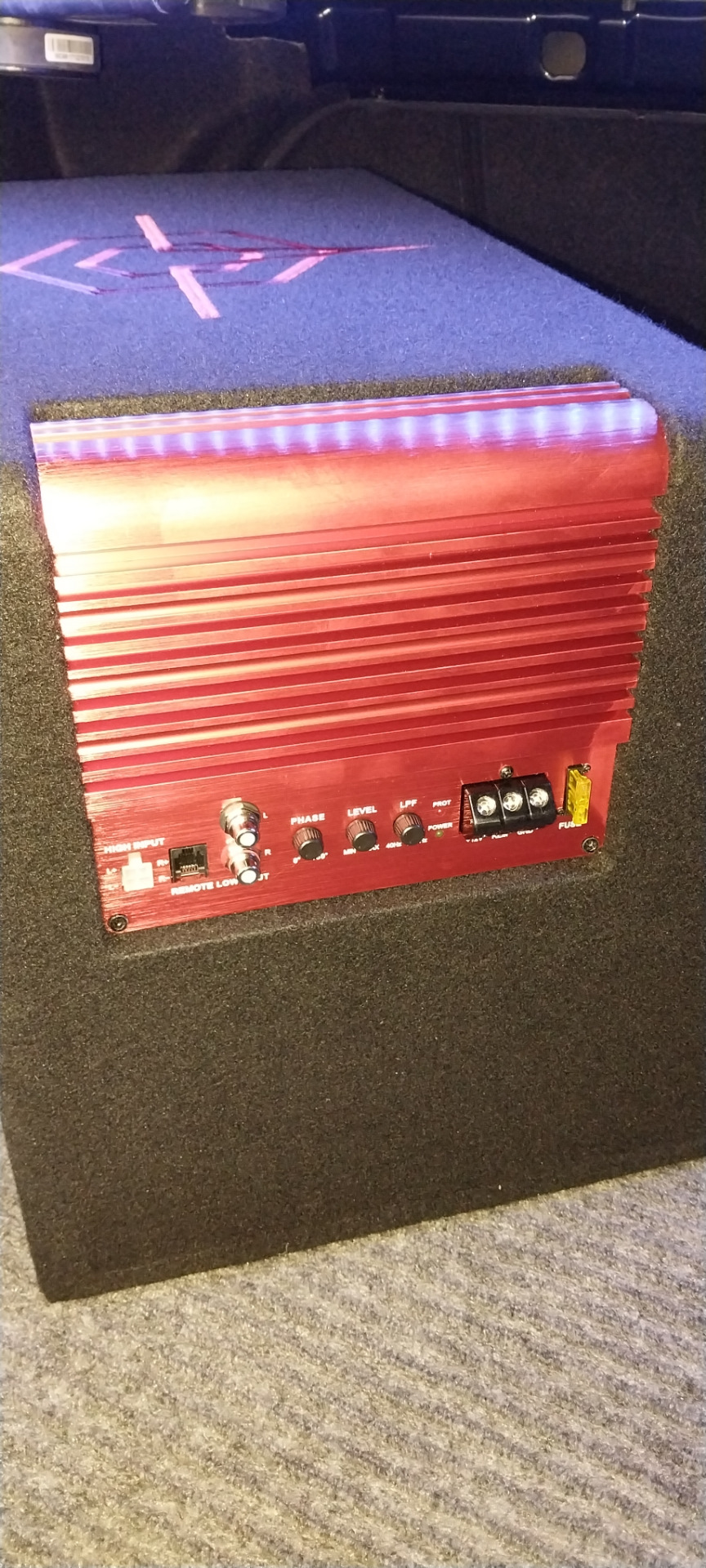 Вот к усилитетелю есть небольшие вопросы, на мой взгляд, если усилитель был закреплён сзади было бы лучше и не видно проводов. — Hyundai Sonata IV (EF)