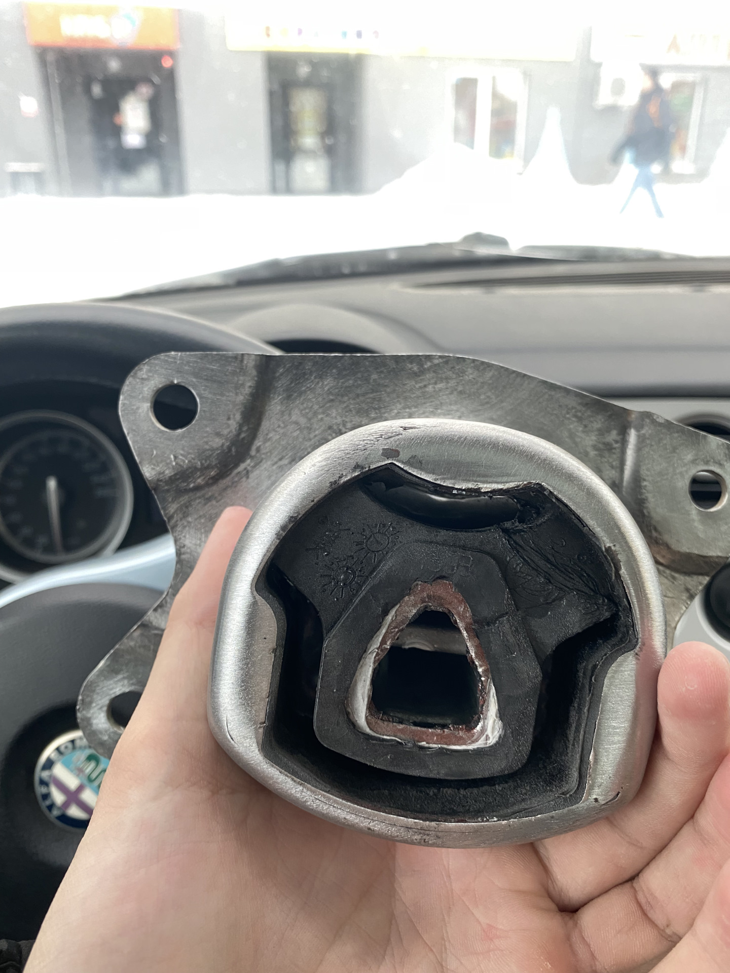 Верхние подушки двигателя и кпп — Alfa Romeo 159, 2,2 л, 2007 года ...