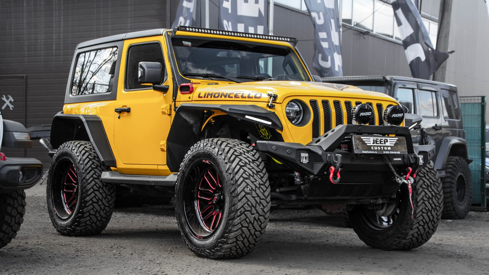 Джип весит. Jeep Custom сервис. Джип кастом. Джип кастом Тревел. Седан внедорожник кастом копейка.