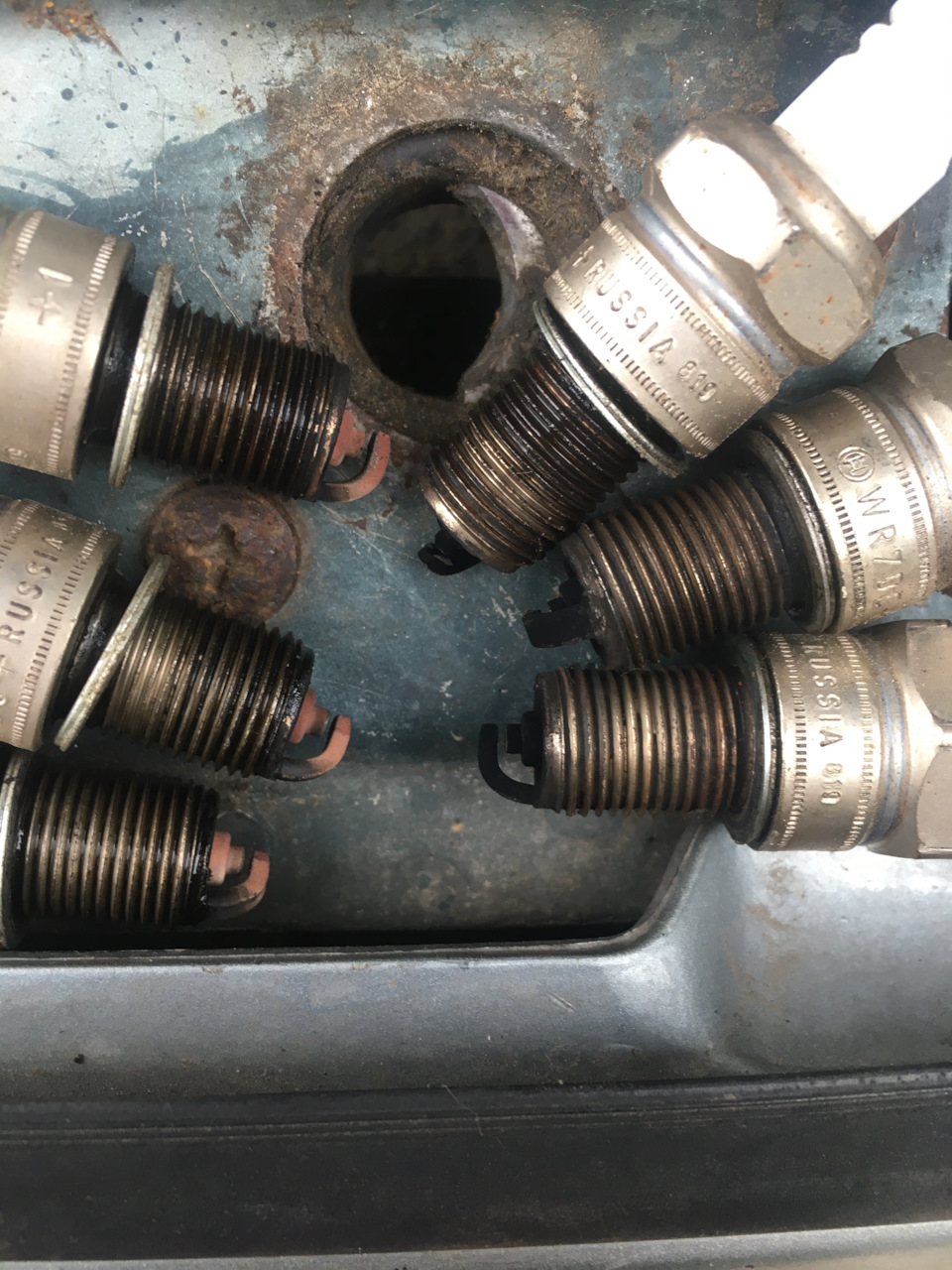 Замена свечей, бегунка, крышки трамблера — Ford Sierra, 2 л, 1984 года ...