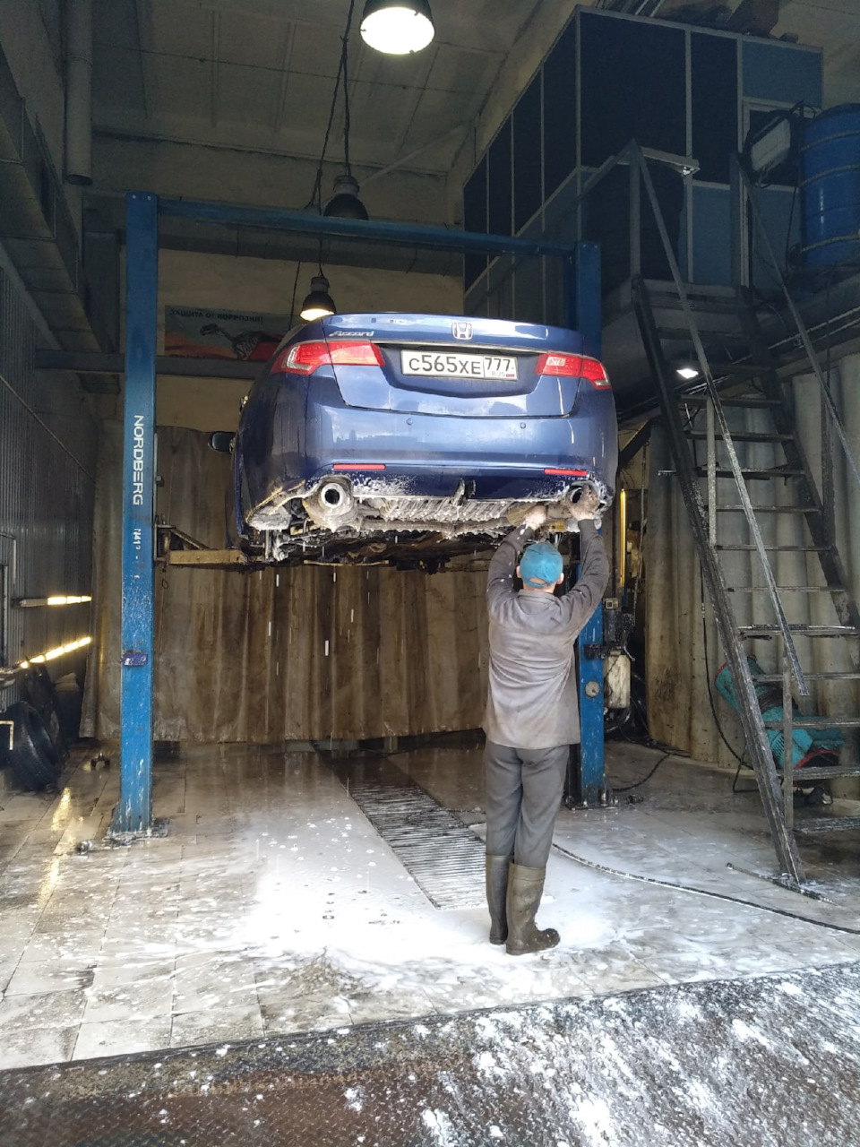 Мойка двигателя автомобиля на подъемнике. Смотреть фото Мойка двигателя автомобиля на подъемнике. Смотреть картинку Мойка двигателя автомобиля на подъемнике. Картинка про Мойка двигателя автомобиля на подъемнике. Фото Мойка двигателя автомобиля на подъемнике