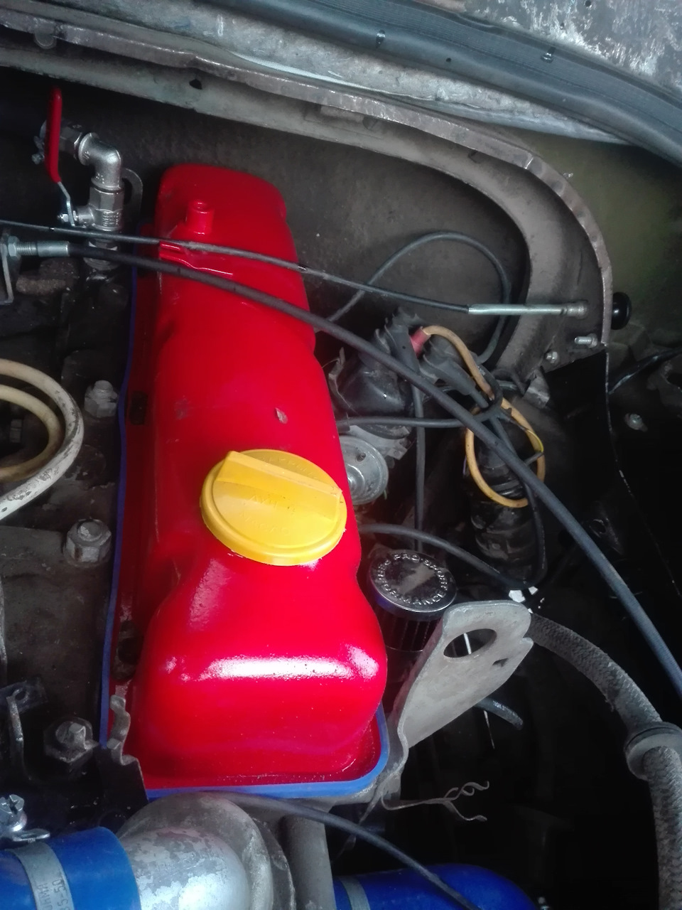 Силикон под свежевыкрашенную клапанную крышку — УАЗ 452, 2,9 л, 2004 ...