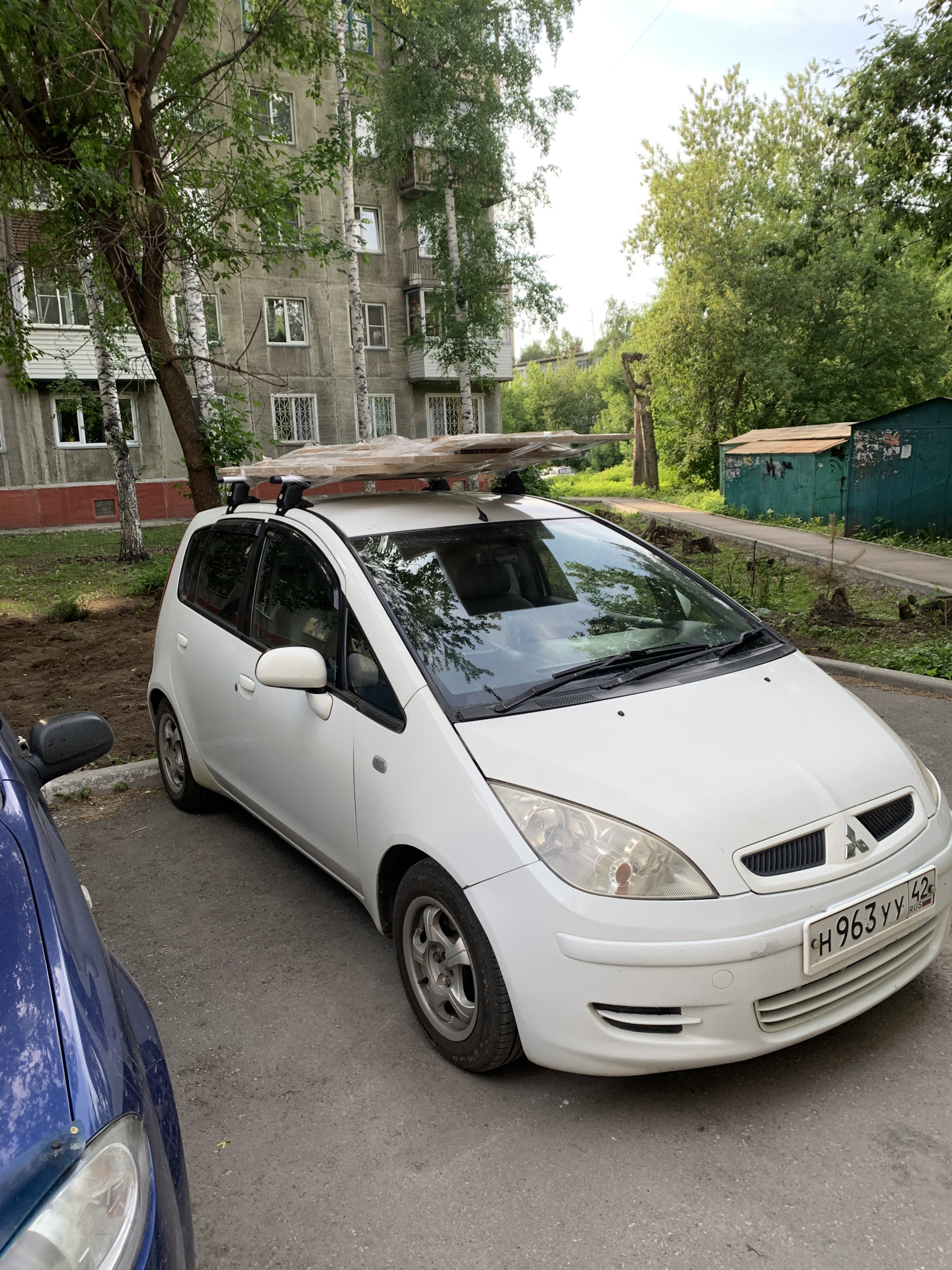 Багажник митсубиси кольт. Mitsubishi Colt багажник на крышу. Мицубиси Кольт 1.3 2002. Багажник Митсубиси Кольт 2006 на крышу. Багажник на крышу Митсубиши Кольт.