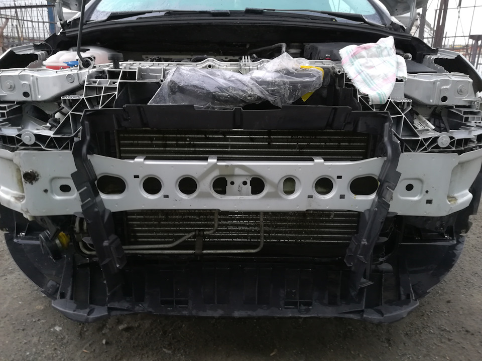 Он даже посветлел. В сотах много мегких(где то 1мм) камней. От которых сетка вряд ли поможет — Ford Focus Sedan III