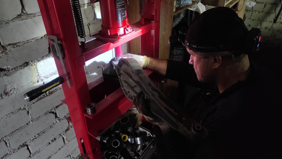 Левый рычаг. — Volvo S80 (2G)