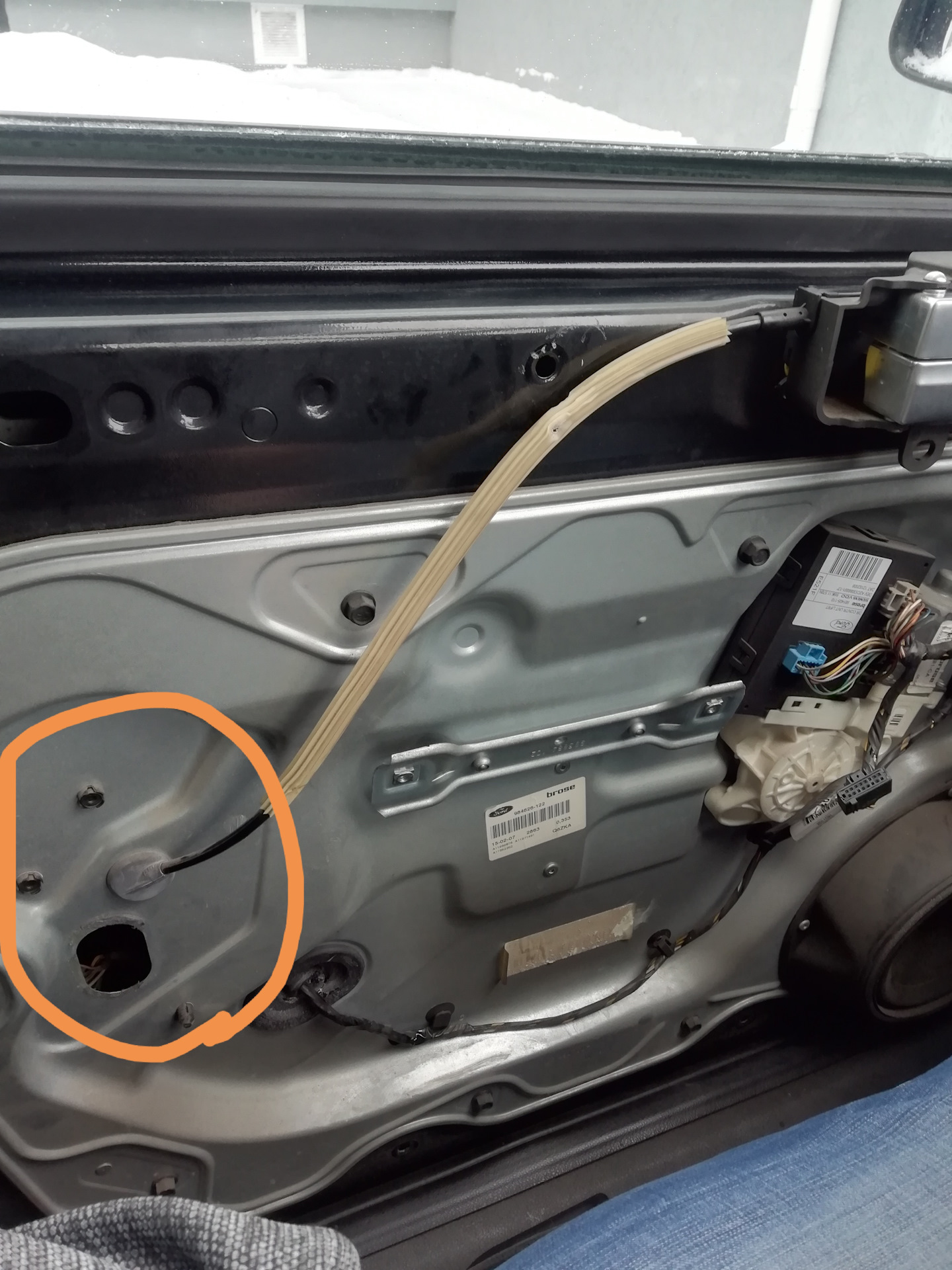 Форд фокус не закрываются двери. Ford s-max 2006 дверь водителя. Замок водительской двери форд фокус 2. Замок водительской двери форд фокус 2. Форд фокус 3 водительская дверь.