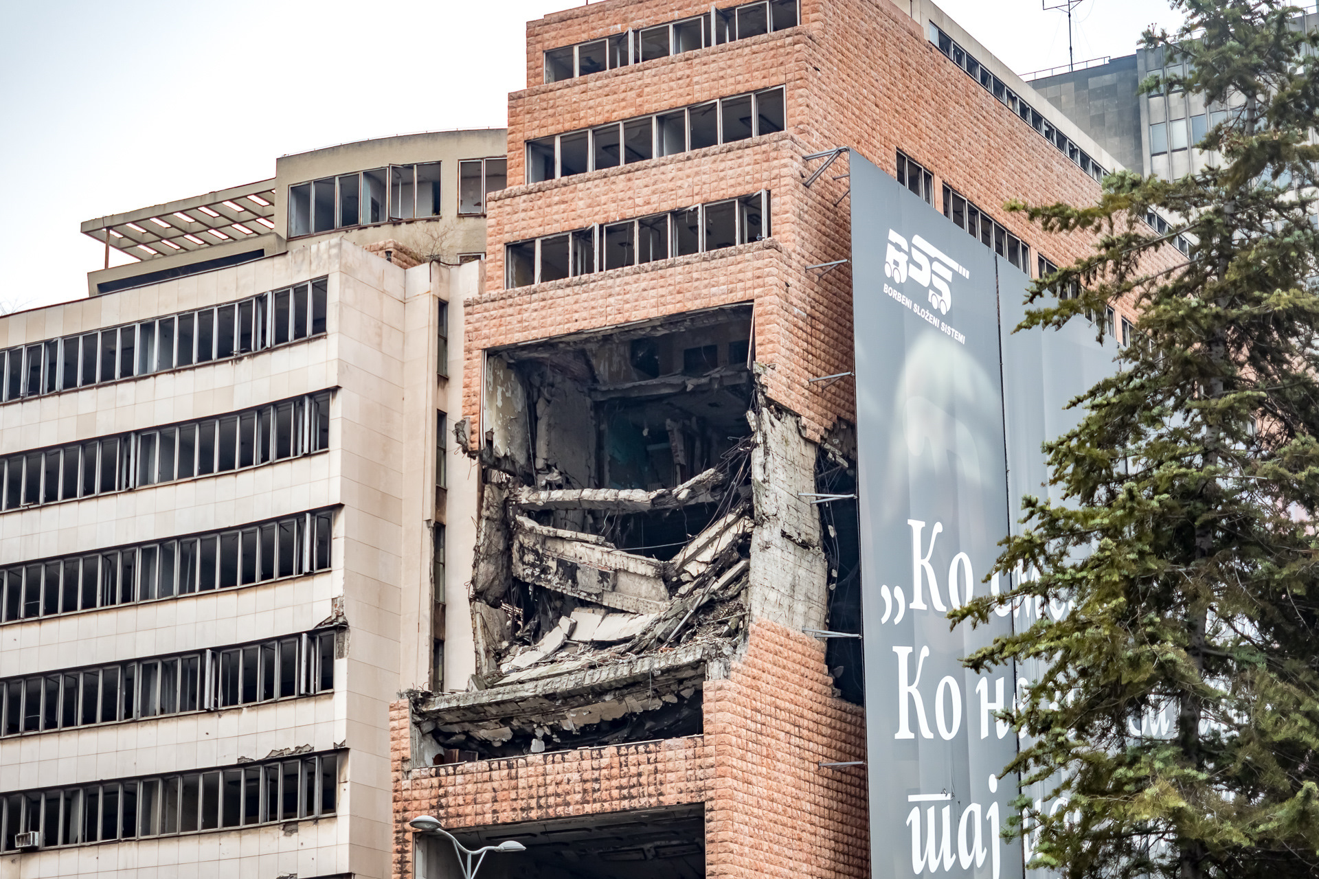 Руины после бомбежек, тайное очарование и скорбь Белграда.