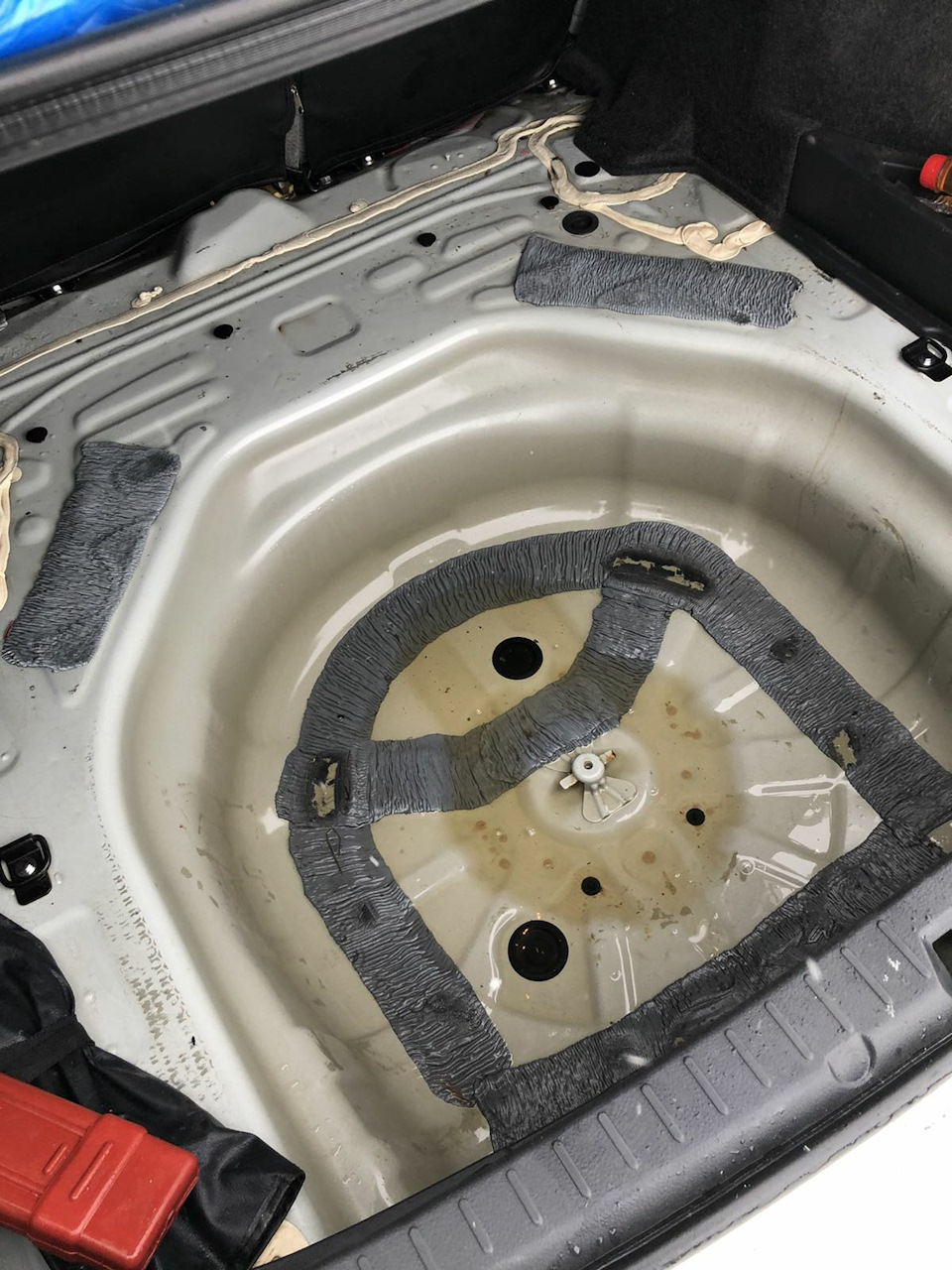 Конденсат в багажнике.Что делать? — Toyota Corolla (140/150), 1,6 л ...