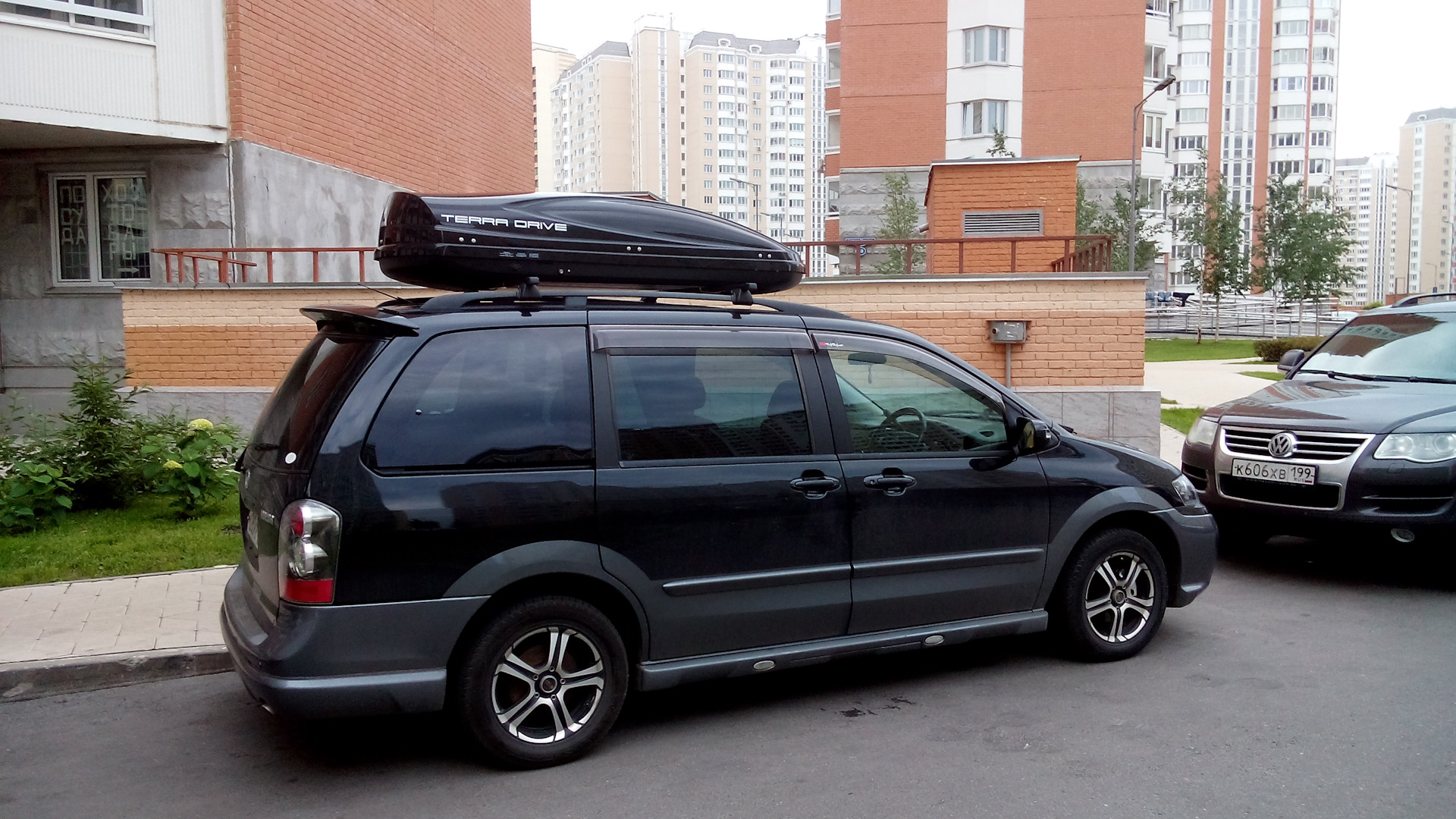 Field break. Mazda MPV "field Break". Мазда МПВ багажник на крышу. Автобокс на мазду МПВ. Mazda Premacy автобокс.