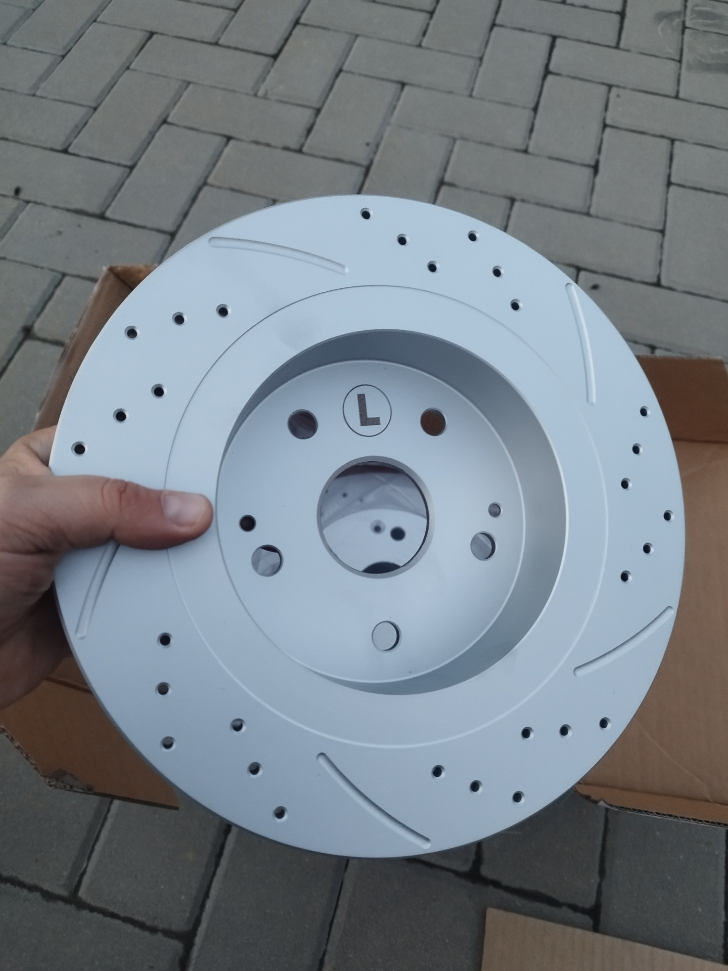 Задние тормозные диски и новые колодки вкруг — Geely Coolray (1G), 1,5 ...
