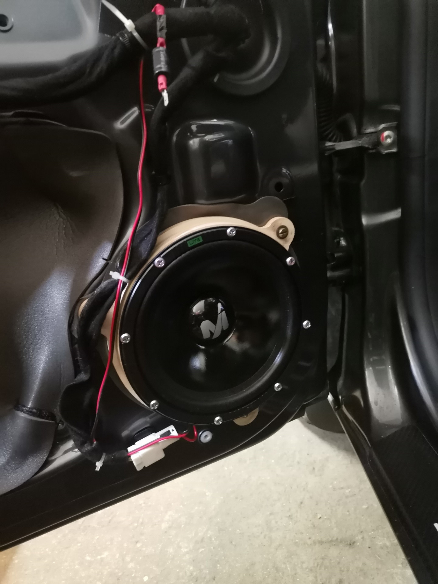 белый разъем у динамика