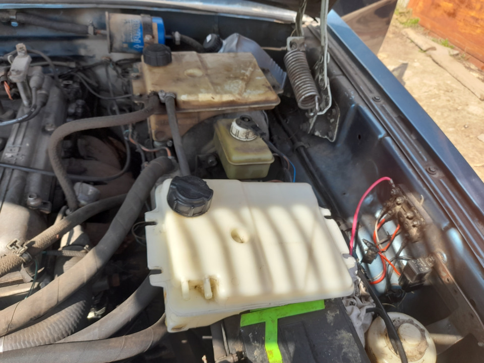 Замена расширительного бачка — ГАЗ 31105, 2,5 л, 2005 года | своими ...