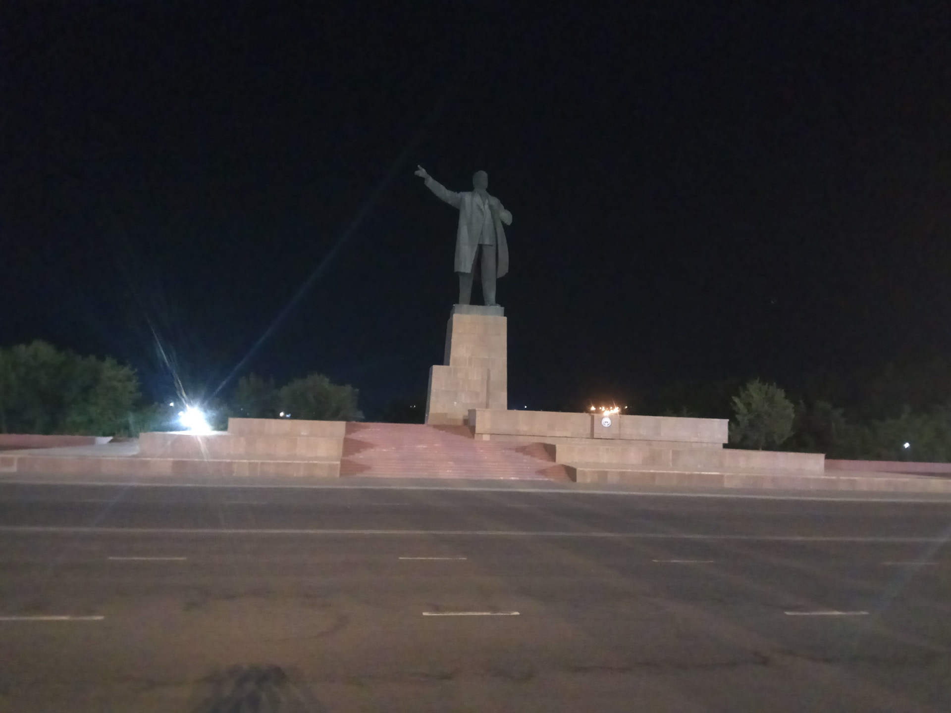 Он все также стоял. Памятник Ленину в Оше. Статуя Ленина в городе Ош. Памятник Ленину в городе Ош Киргизия. Ош площадь Ленина.