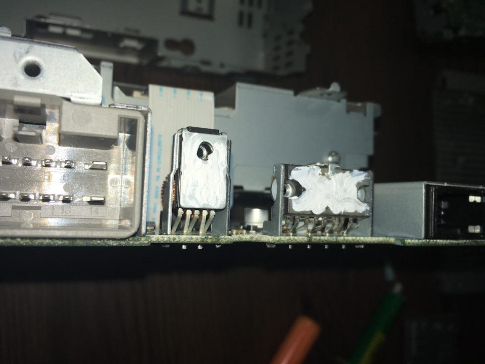 Мажем термопасту на резисторы и усилитель (он справа). — Volvo C30