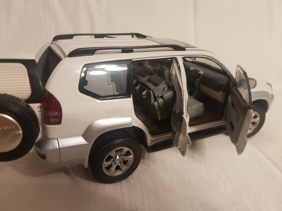 Toyota land cruiser 200 игрушка открываются двери