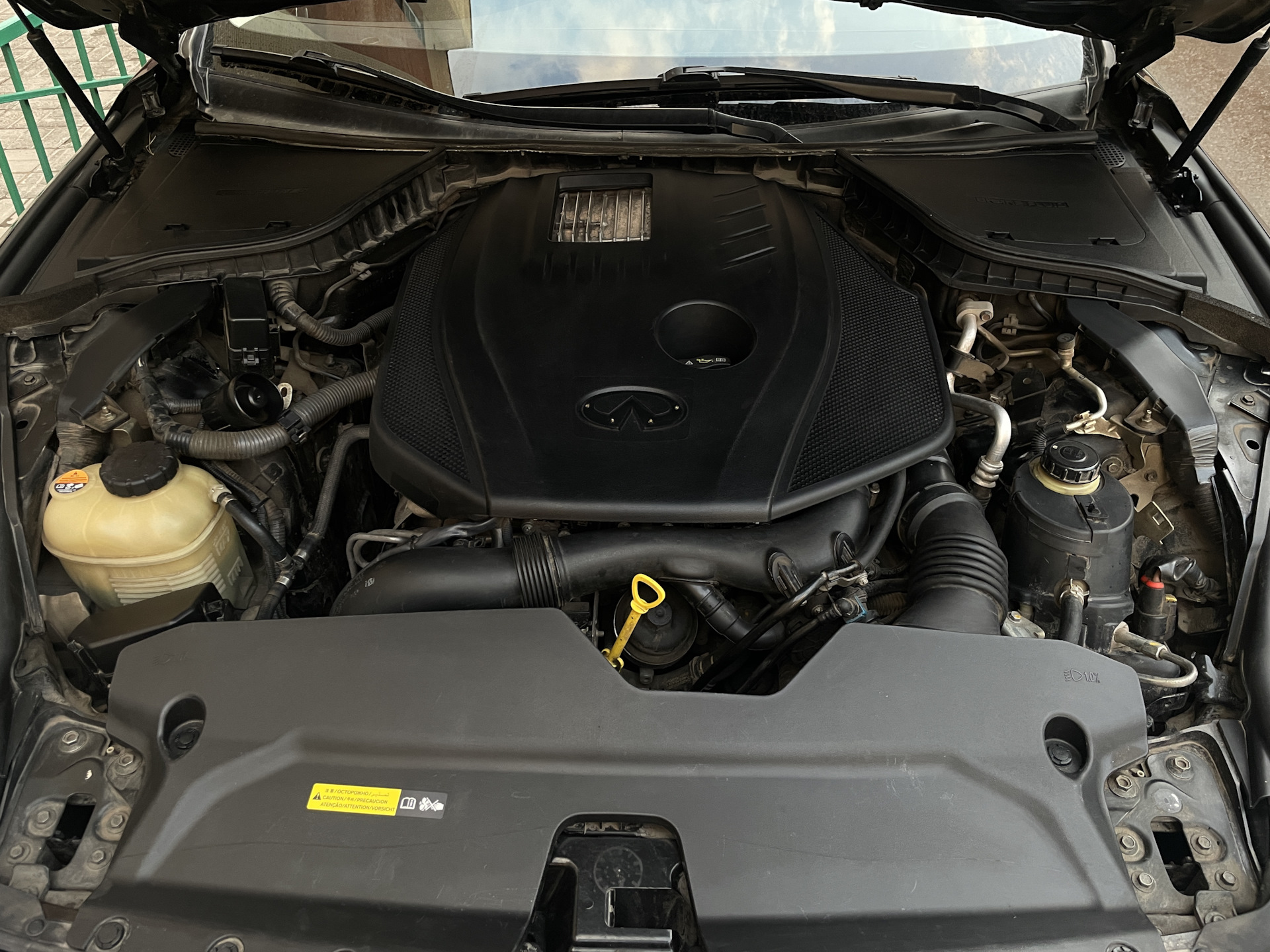 Сухая мойка под капотного пространства — Infiniti q50, 2 л, 2016 года ...