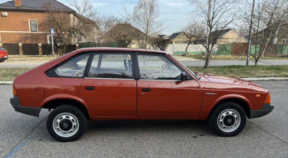 Обратите внимание на расшивку заднего уплотнителя форточки-Симочный уплотнитель разрезной-фамильная черта ранних машин.До конца 1987 года он был, после пошел цельный — Москвич 2141