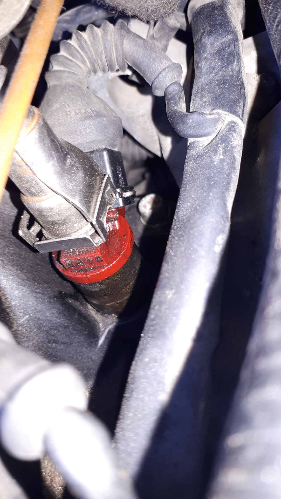 Течь бензина из под форсунки — Audi A6 (C5), 2,8 л, 2000 года | своими ...