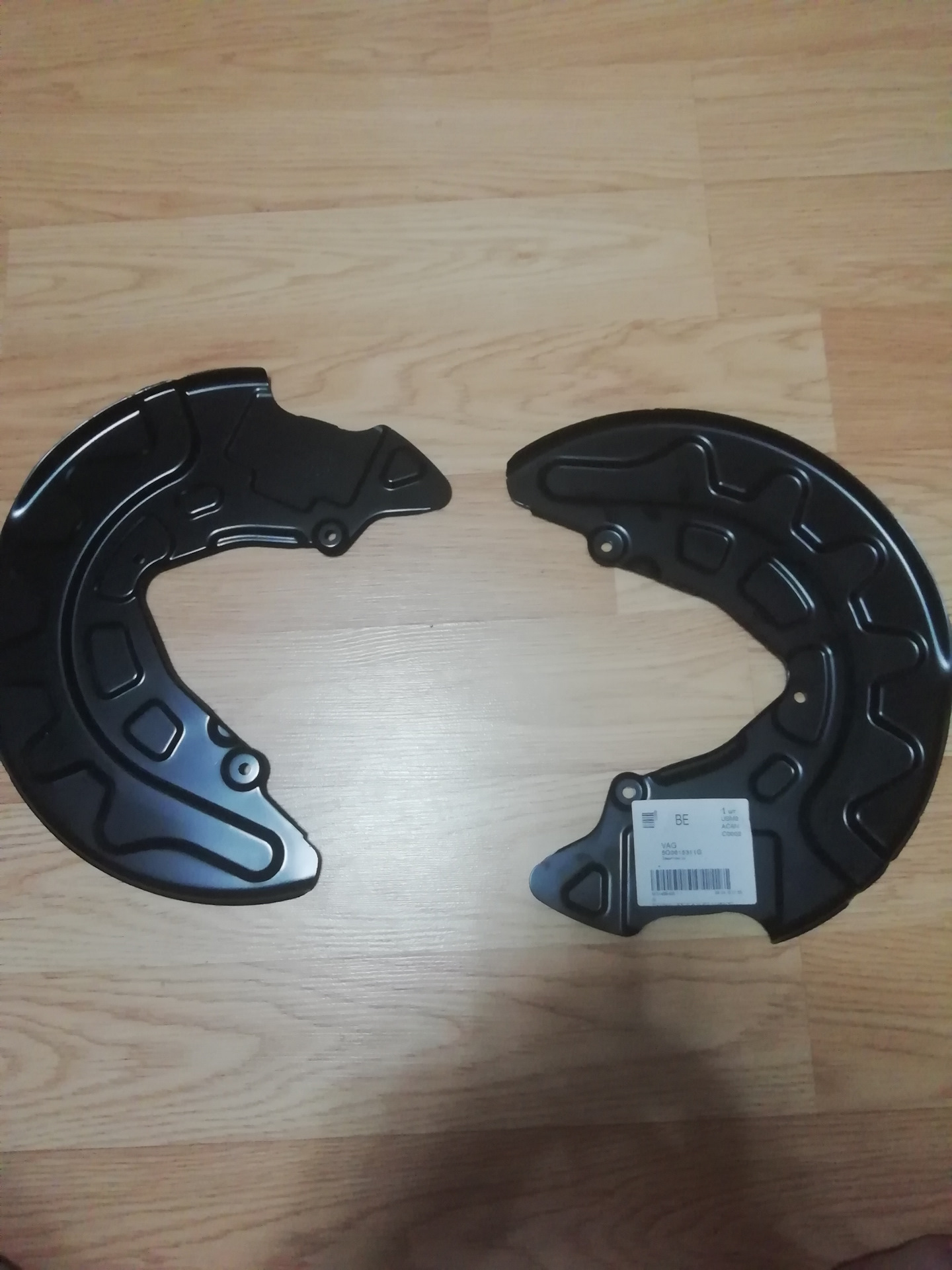 Передние грязезащитные щитки. Щиток тормозного диска Skoda Octavia a7 2015.