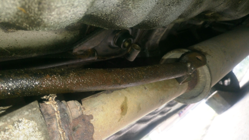 Места достаточно, откручивать из салона ничего не нужно, глушитель откручивать не нужно — KIA Sephia (1G)