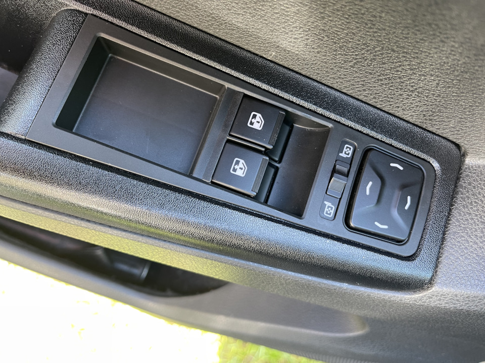 Новый блок кнопок стеклоподъемника — Lada Vesta (1G), 1,6 л, 2017 года ...