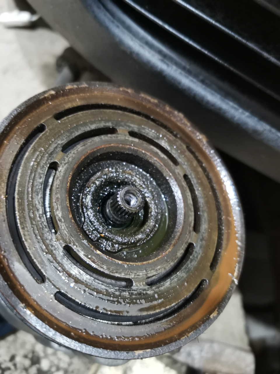 Снимаем стопорное кольцо и по тихоньку легкими постукиваниями по бокам и подшипник поддаётся — Volkswagen Passat B5