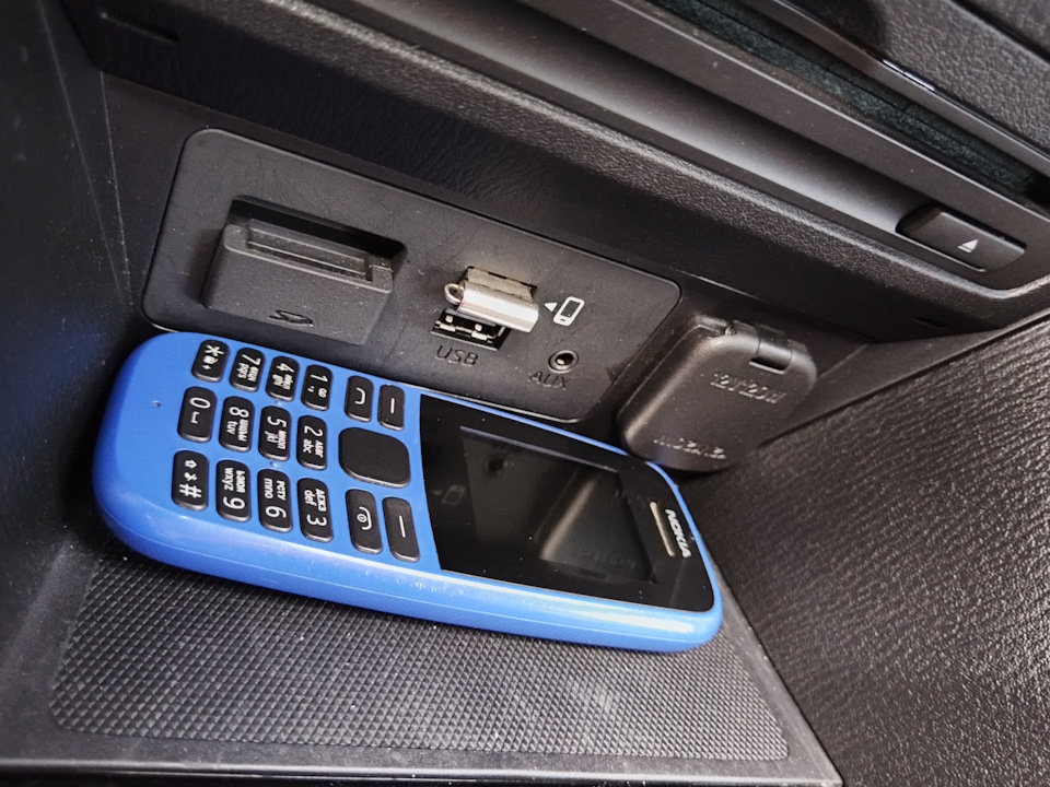 Кстати не верьте, когда говорят, что телефон сюда не положить. Там и два спокойно влезет😂 — Mazda CX-3