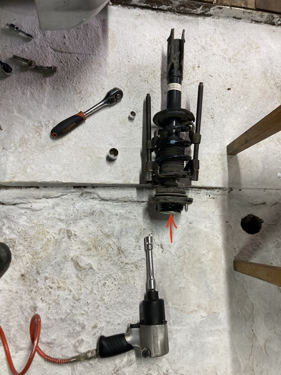 Замена переднего пыльника стойки амортизатора — Nissan Dayz (1G), 0,7 л ...