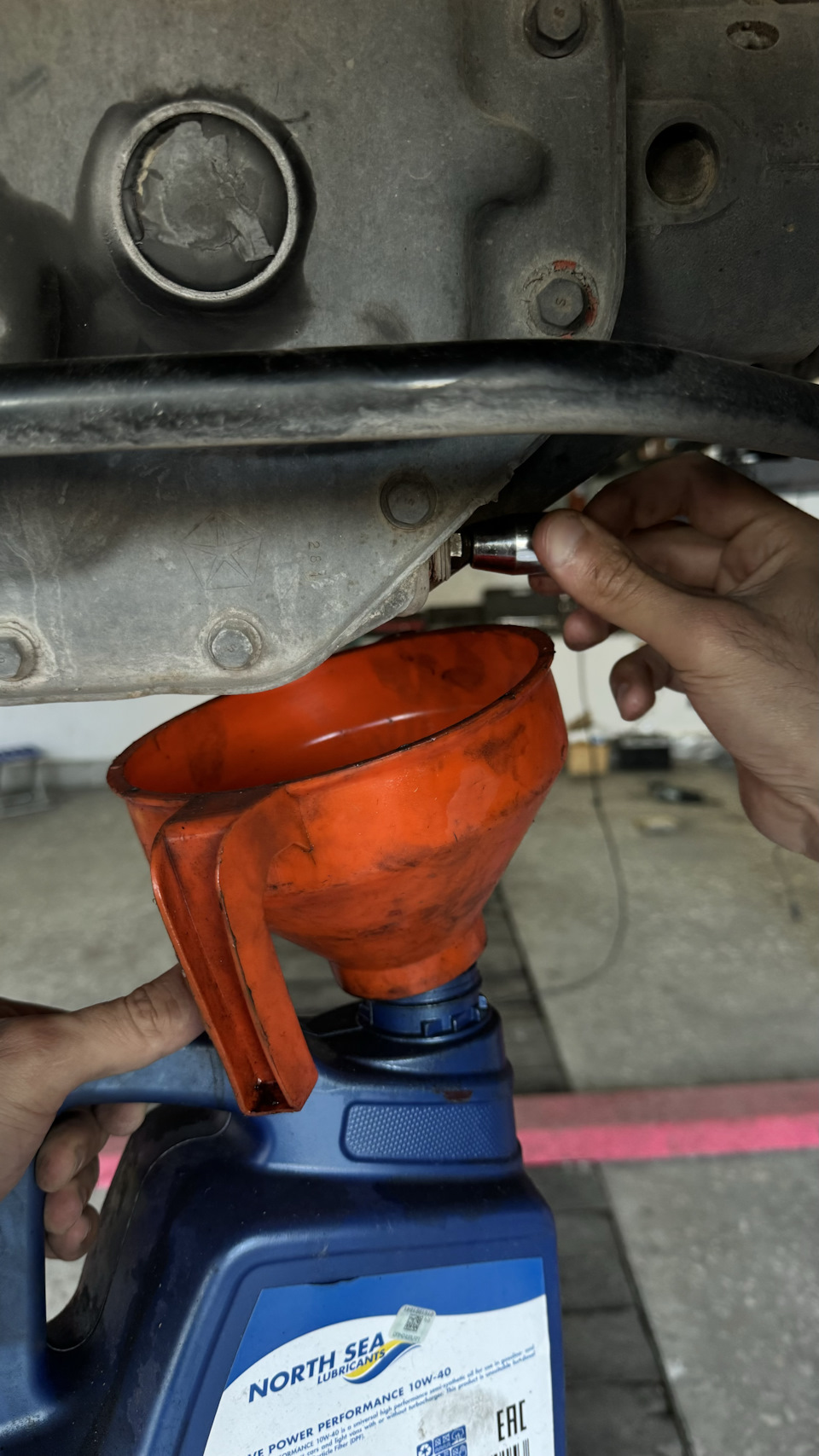 Замена масла в заднем мосту — Dodge Ram, 5,7 л, 2016 года | плановое ТО ...