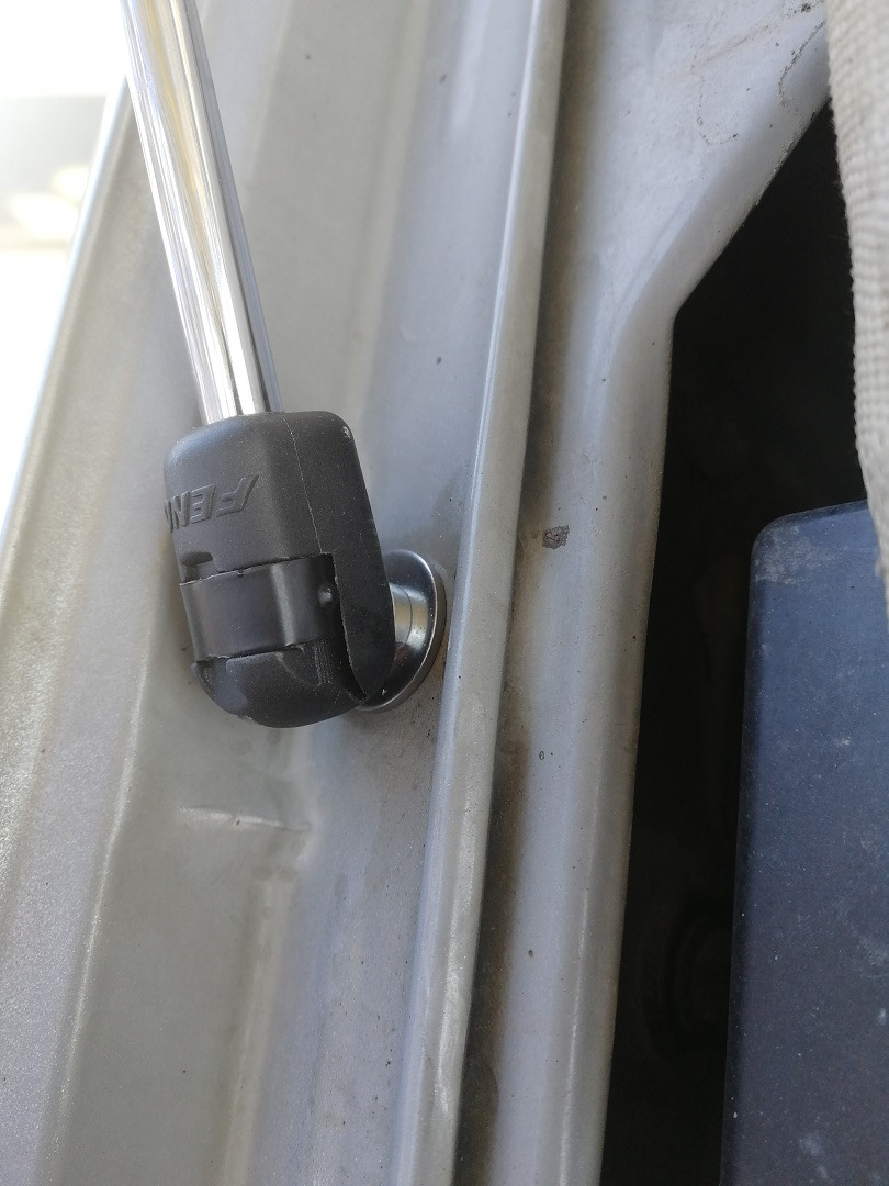 Установка газлифтов капота — Nissan Primera Wagon (W11), 1,8 л, 1999 ...