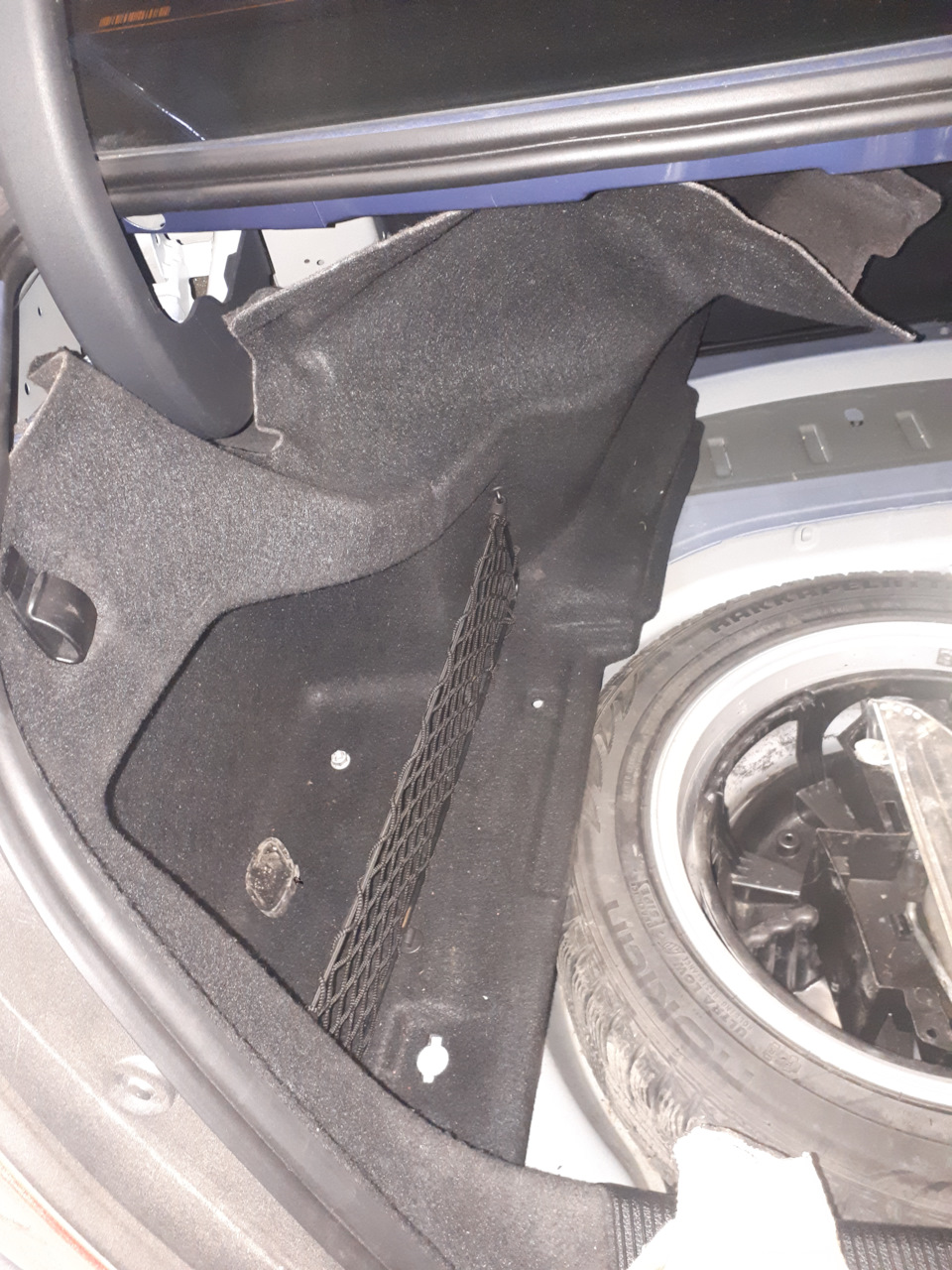 Krok 9: Przód: założenie podkładki 30 mm na górne mocowanie kolumny. — Mercedes W204