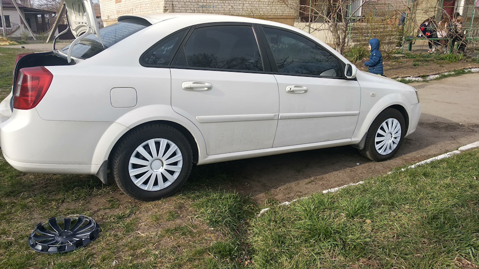 Белые колпаки фото Колпаки - Chevrolet Lacetti Sedan, 1,6 л, 2006 года тюнинг DRIVE2