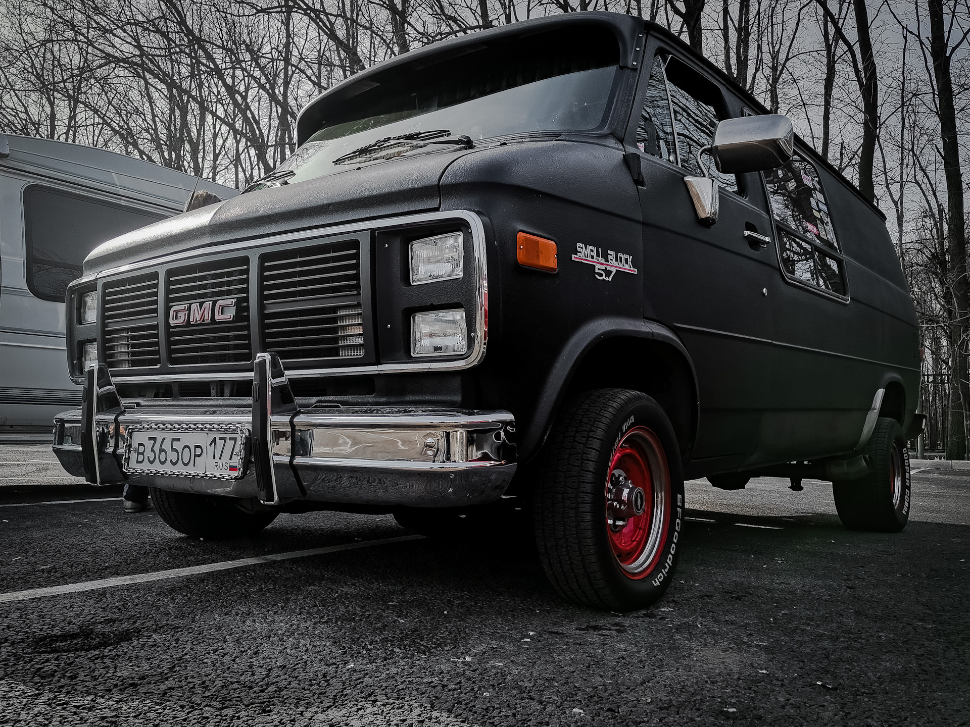 Шевроле фургон. Шевроле Ван. Шеви Ван 1985. Chevy van 1981. Chevrolet chevy van диски Center line.