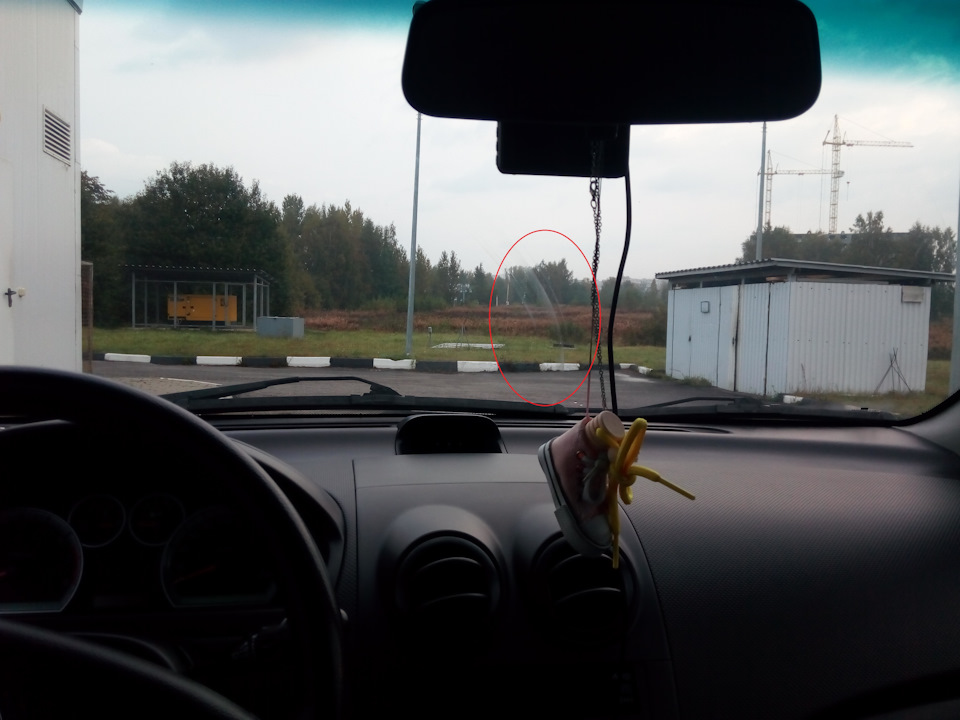 Дорожка из царапков от щетки стекло очистителя. — Chevrolet Aveo 5-door (1G)