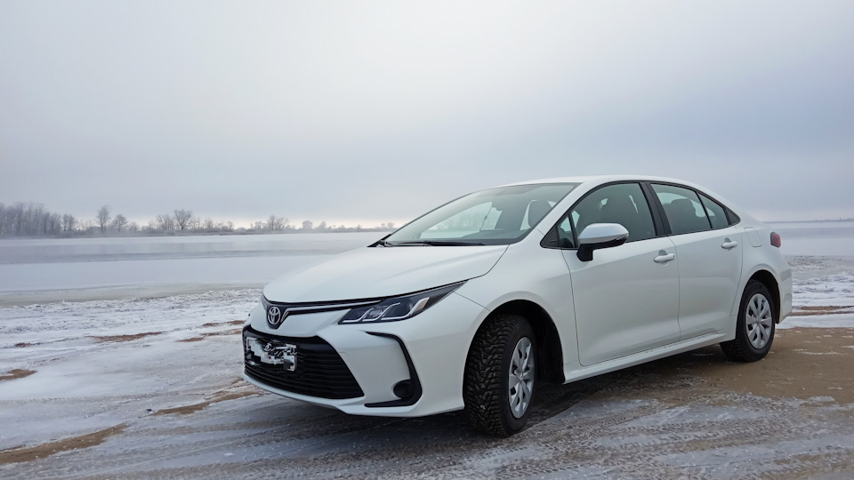 Белая Toyota Corolla 2021