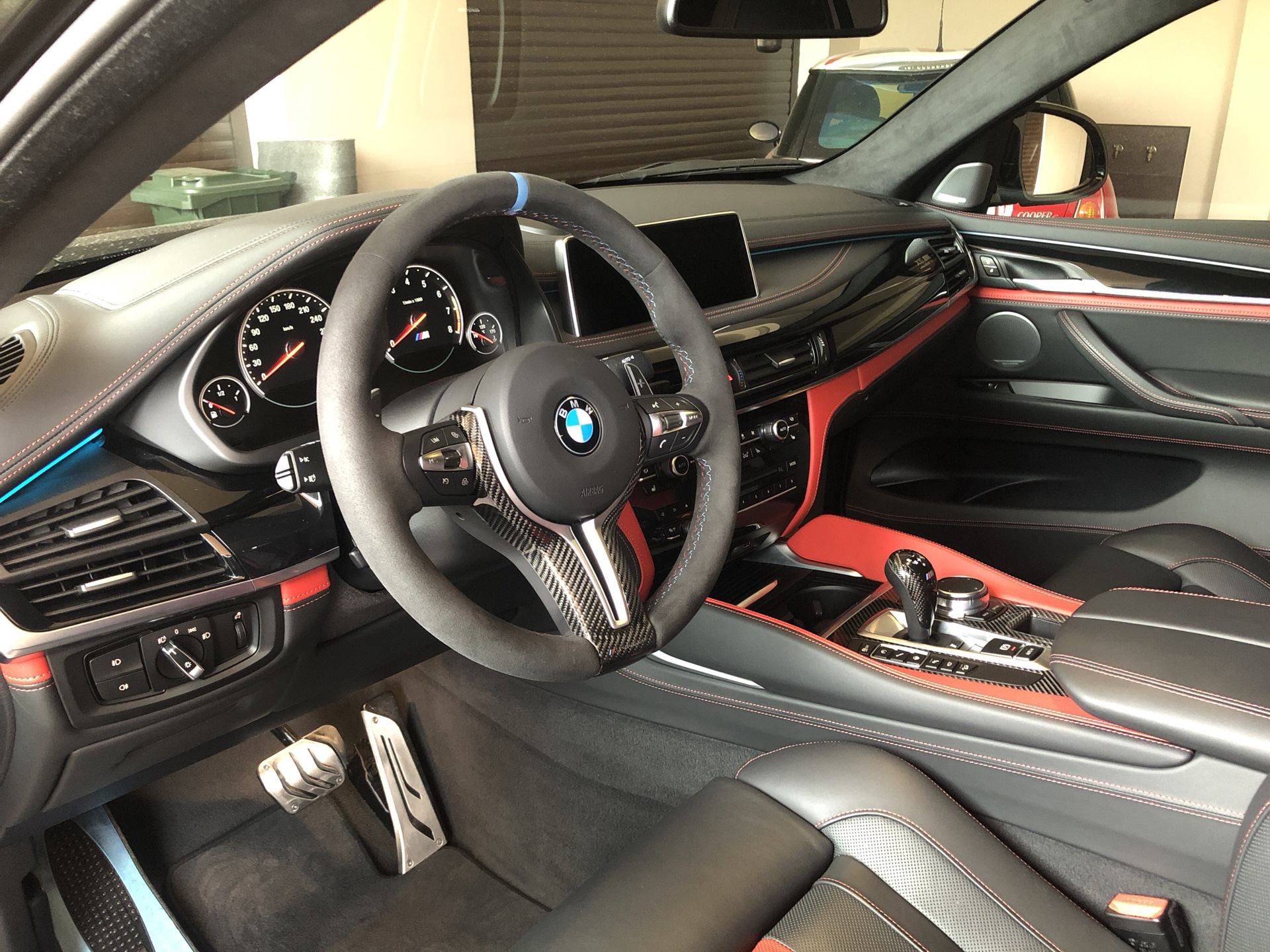 Ремонт x6. БМВ x6m салон. BMW x6 салон черный. BMW x6m 2022 салон. BMW x6m 2016 салон.