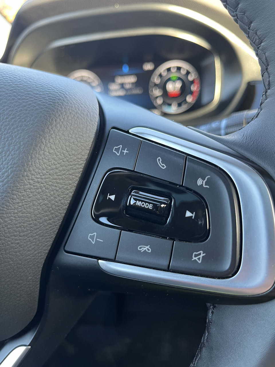 Кнопки управления музыкой на руле — Omoda S5